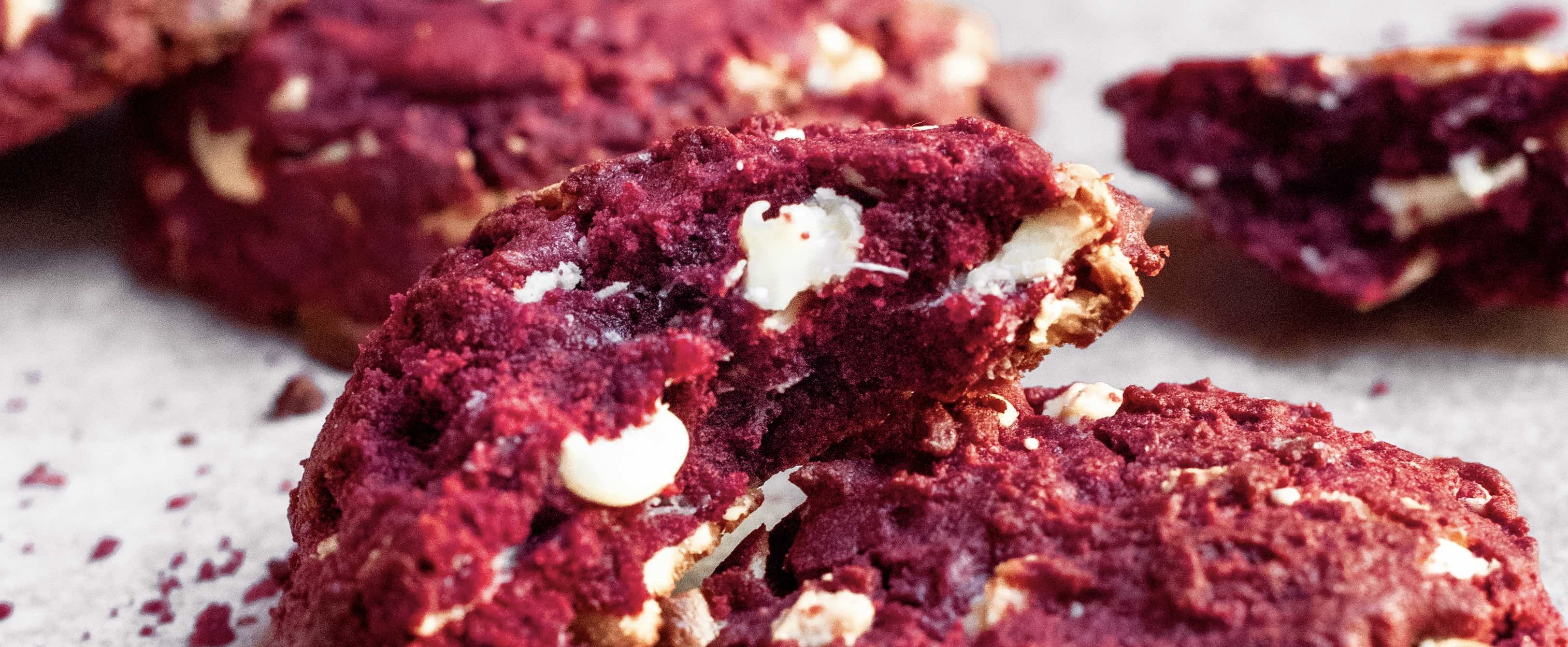 Fokking makkelijk recept: deze red velvet koekjes staan binnen 25 minuten op tafel