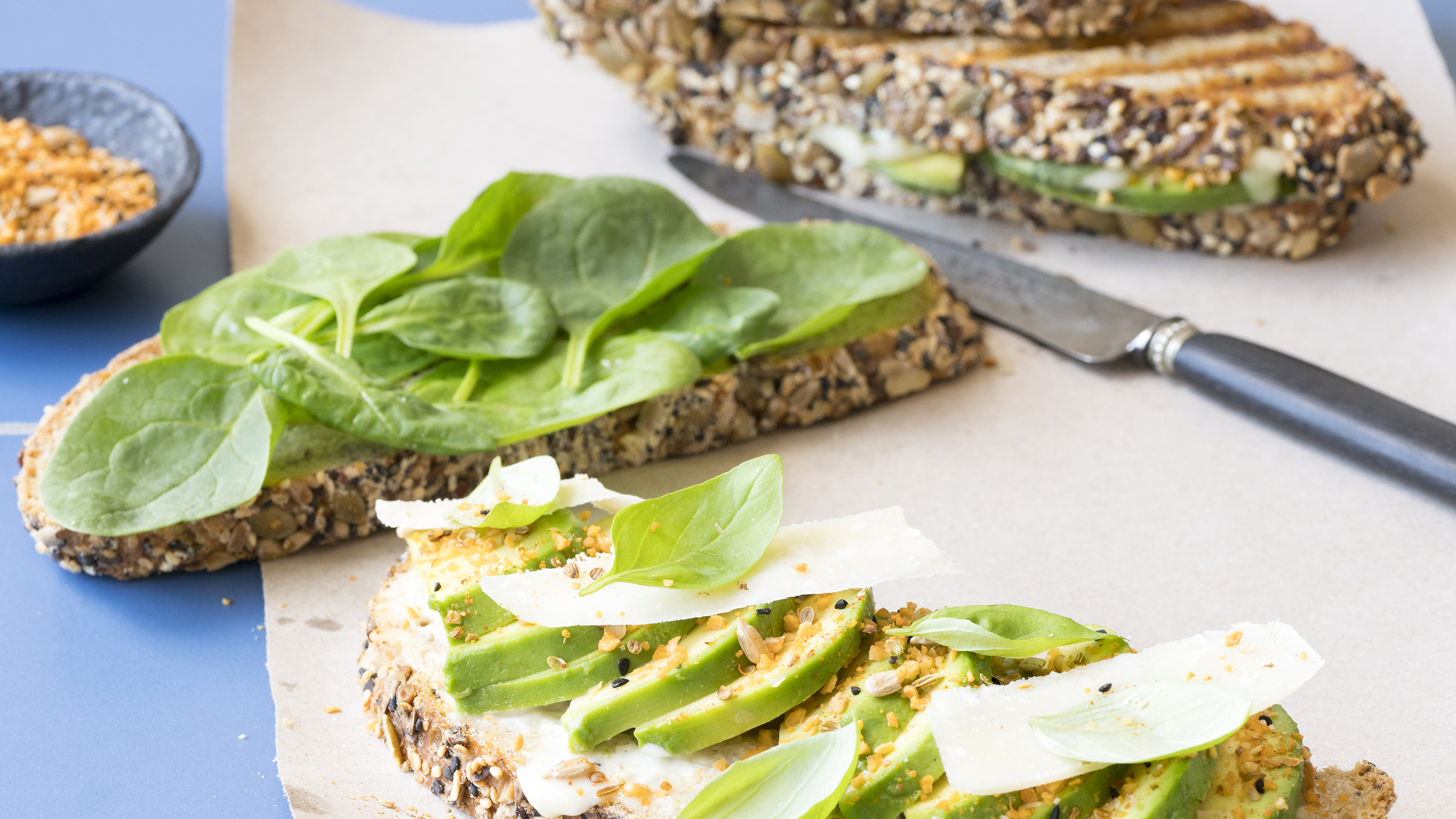 Fokking snel klaar: deze avocado-met-Parmezaanse-kaas-tosti is hemels