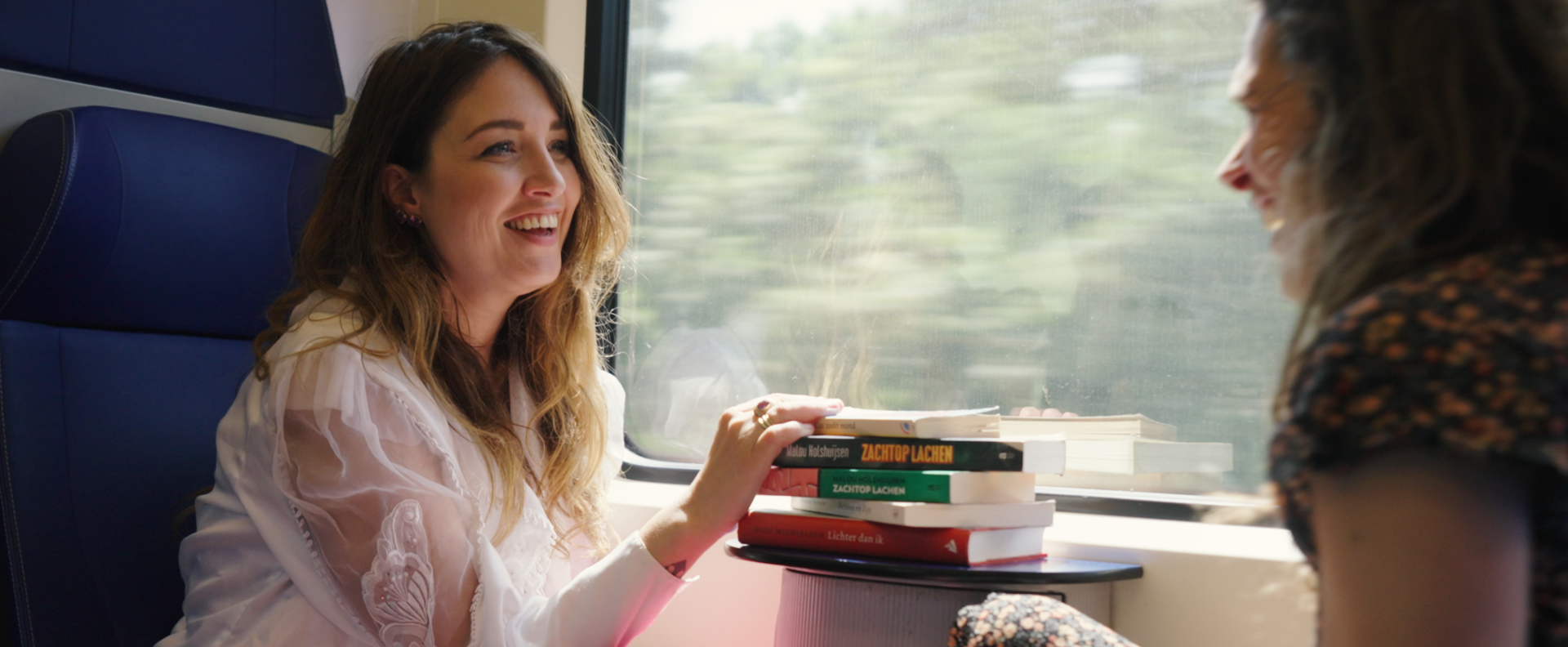 Anna Drijver en Malou Holshuijsen over lezen in de trein: ‘Is toch gewoon gezonde crack voor je brein?’