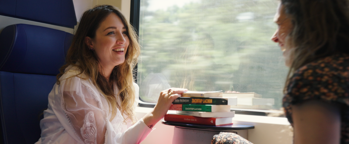 Anna Drijver en Malou Holshuijsen over lezen in de trein: ‘Is toch ...