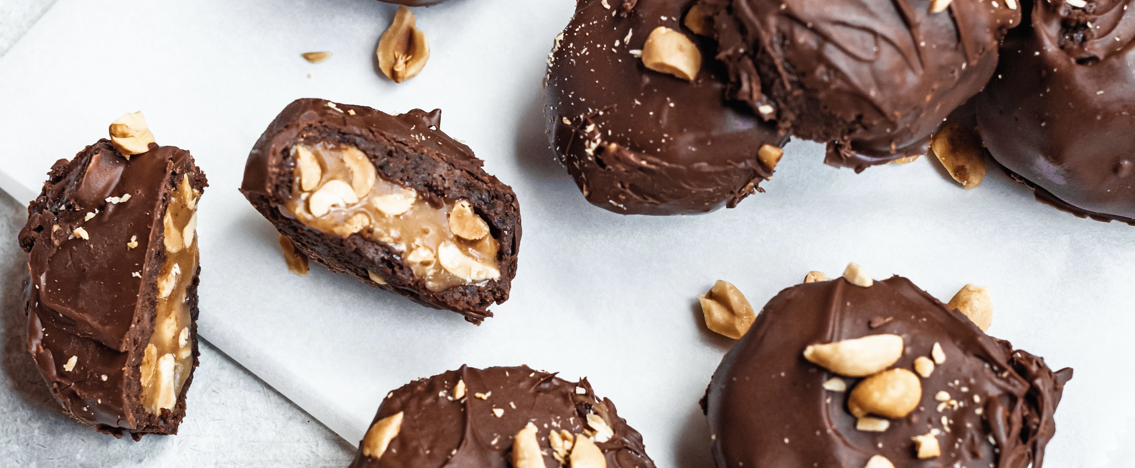 Fokking makkelijk recept: deze Snickers-cookie bombs zijn de bom als je het ons vraagt