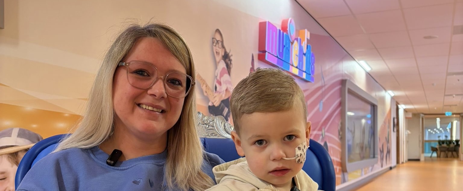 Samantha's zoon heeft een zeldzame tumor: 'We waren bang om hem te verliezen'