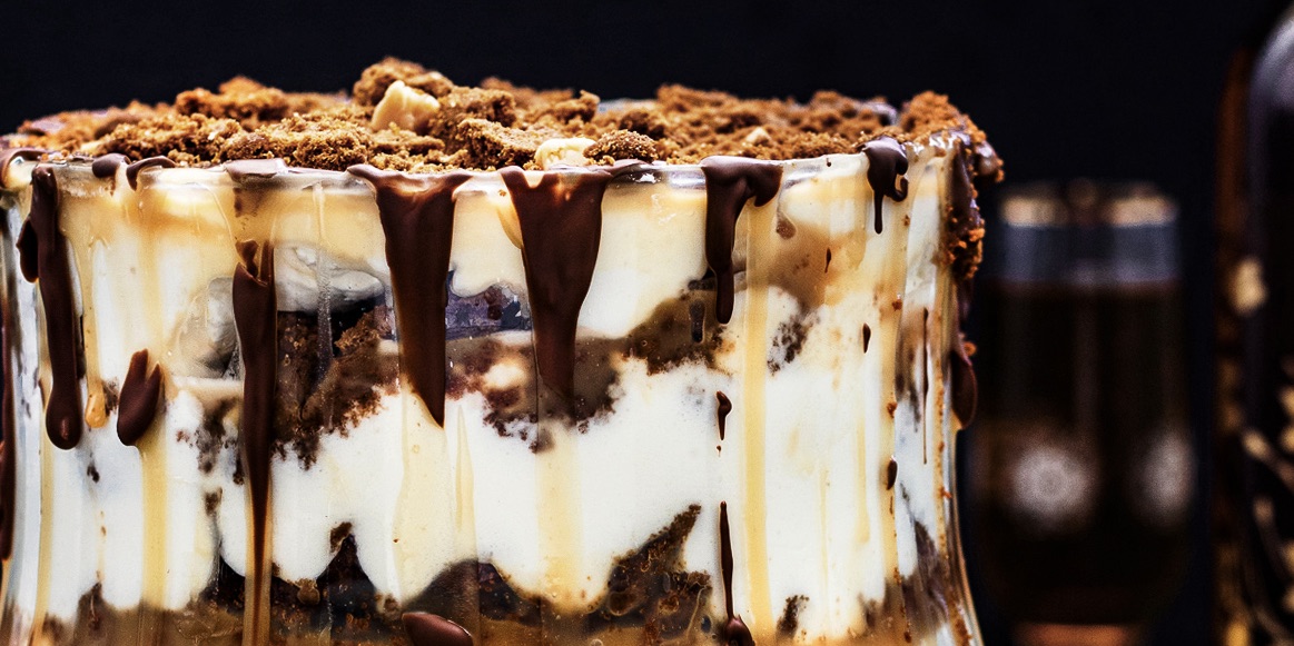 Fokking makkelijk recept: met deze XL salted caramel trifle wil je elk diner afsluiten