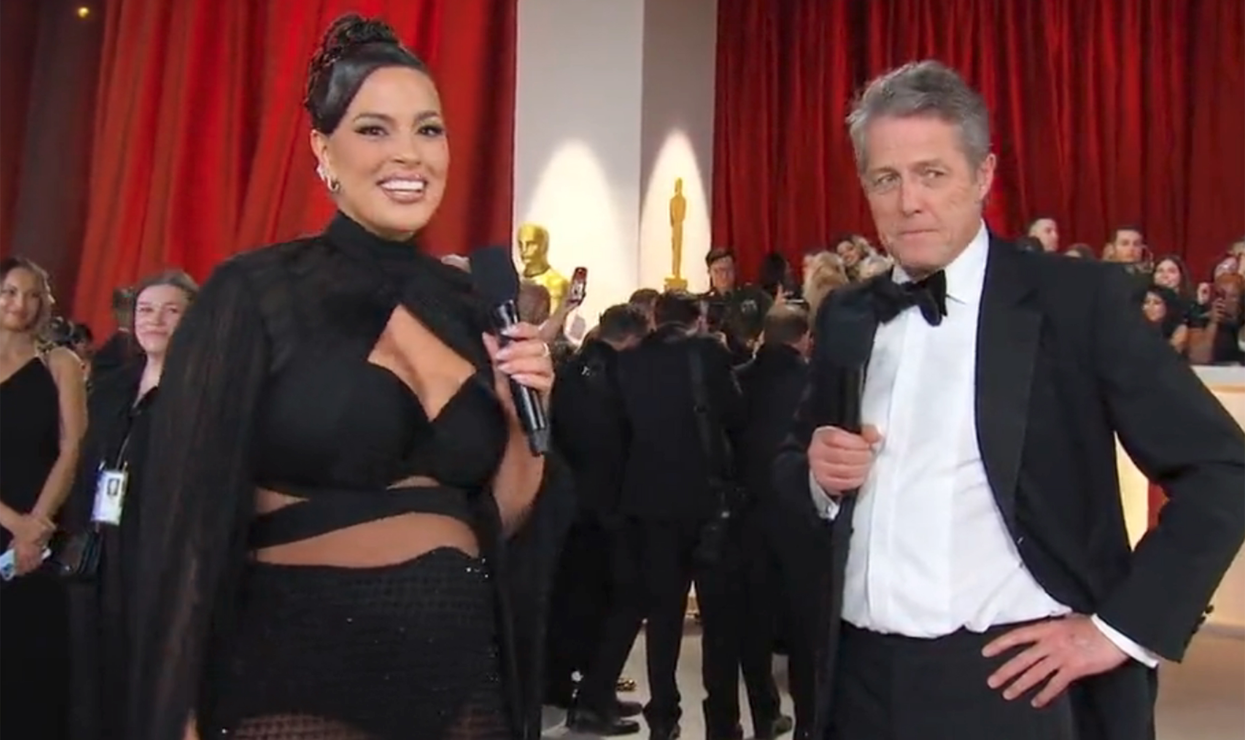 Zien: Hugh Grant awkward of ronduit onbeschoft tijdens rode loper-interview met Ashley Graham?