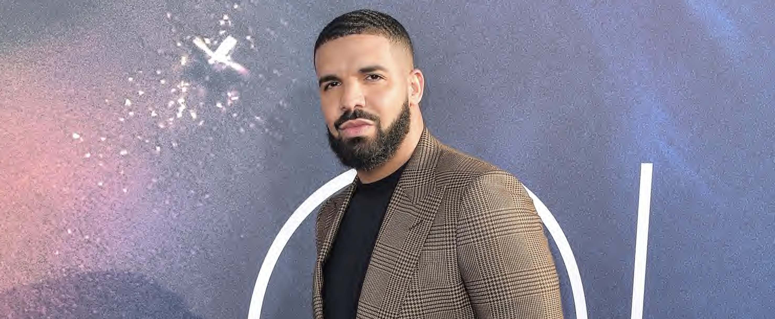 Wil je zien: Drake zet gezichtstatoeage voor zijn moeder