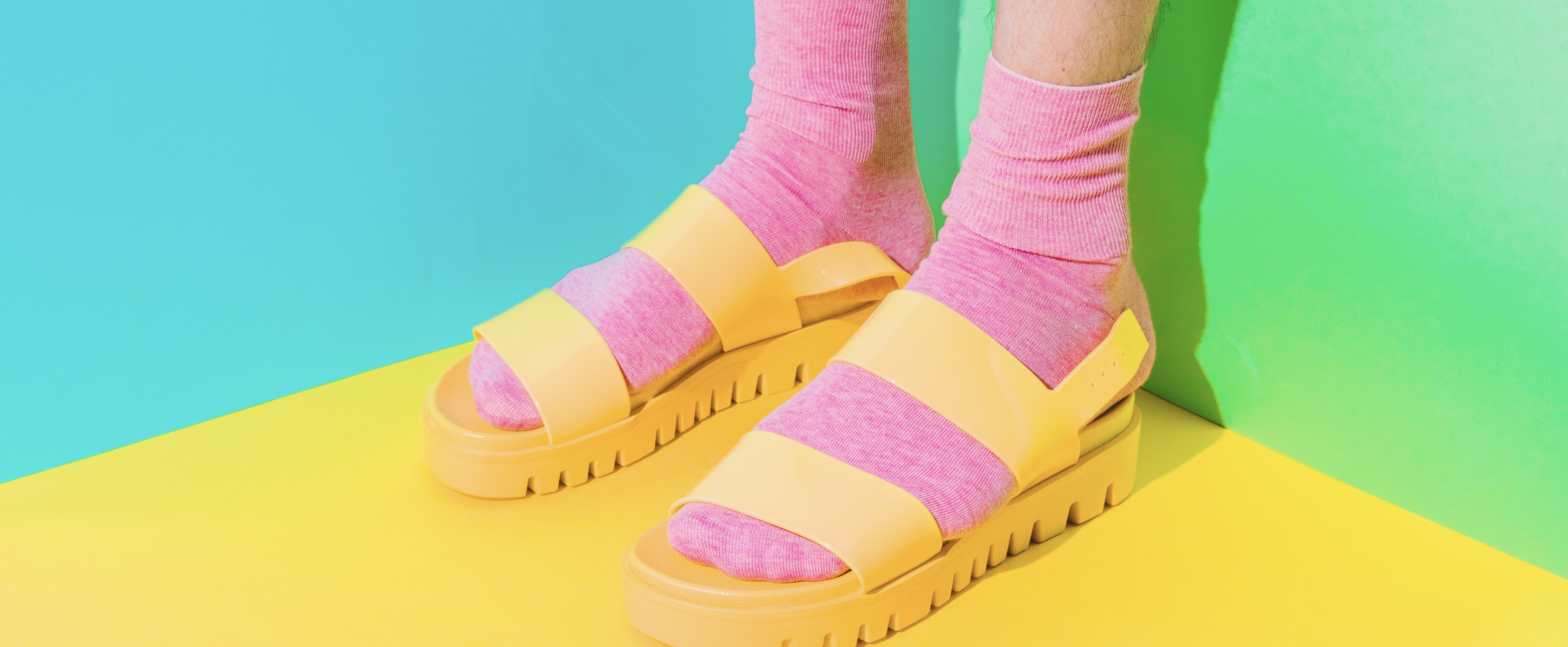 Van Birkenstocks tot Crocs: deze 6 'lelijke' schoenen zijn deze zomer mega trendy 