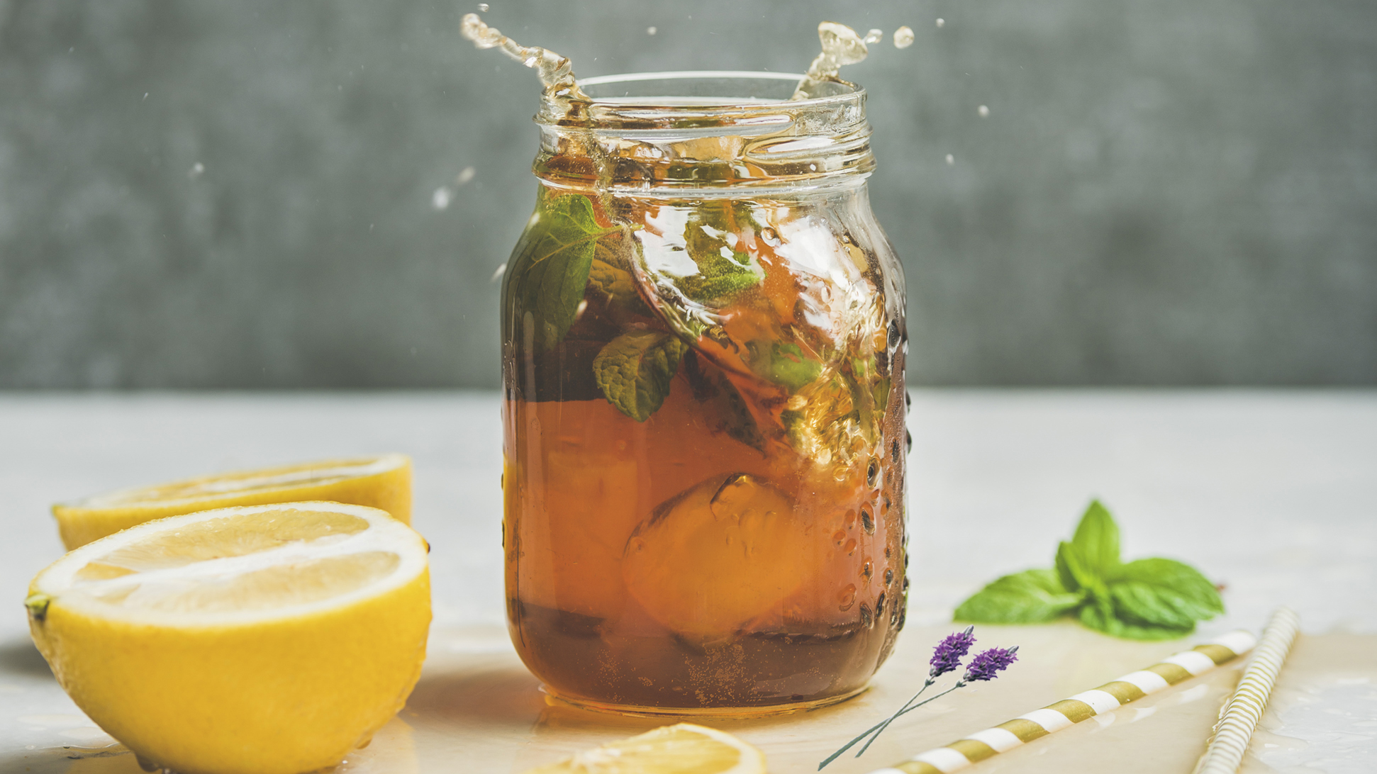 Fokking snel klaar: deze frisse ijsthee lest je dorst deze zomer