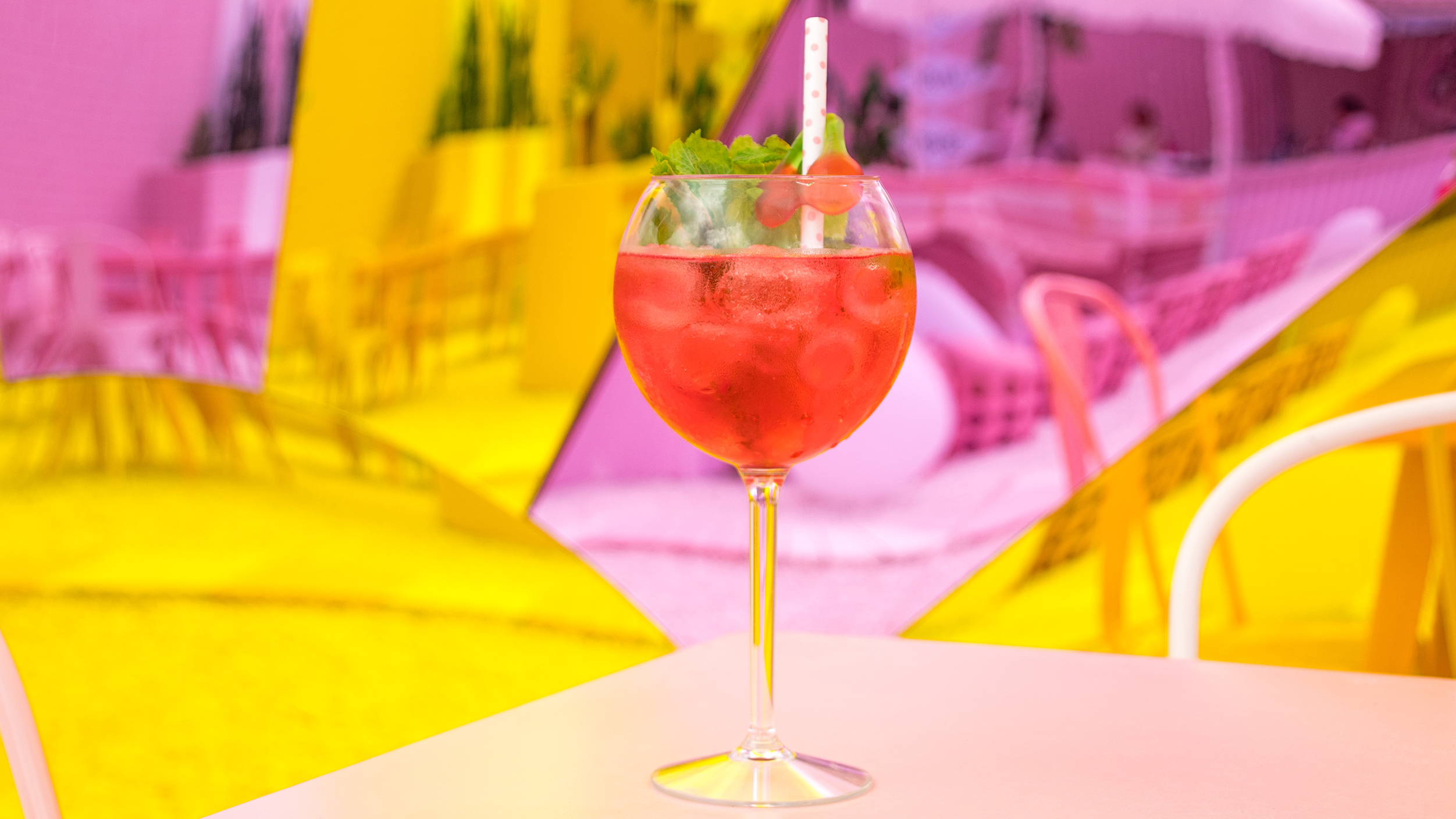 Fokking snel klaar: de Cherry Bomb-cocktail van Pink Beach