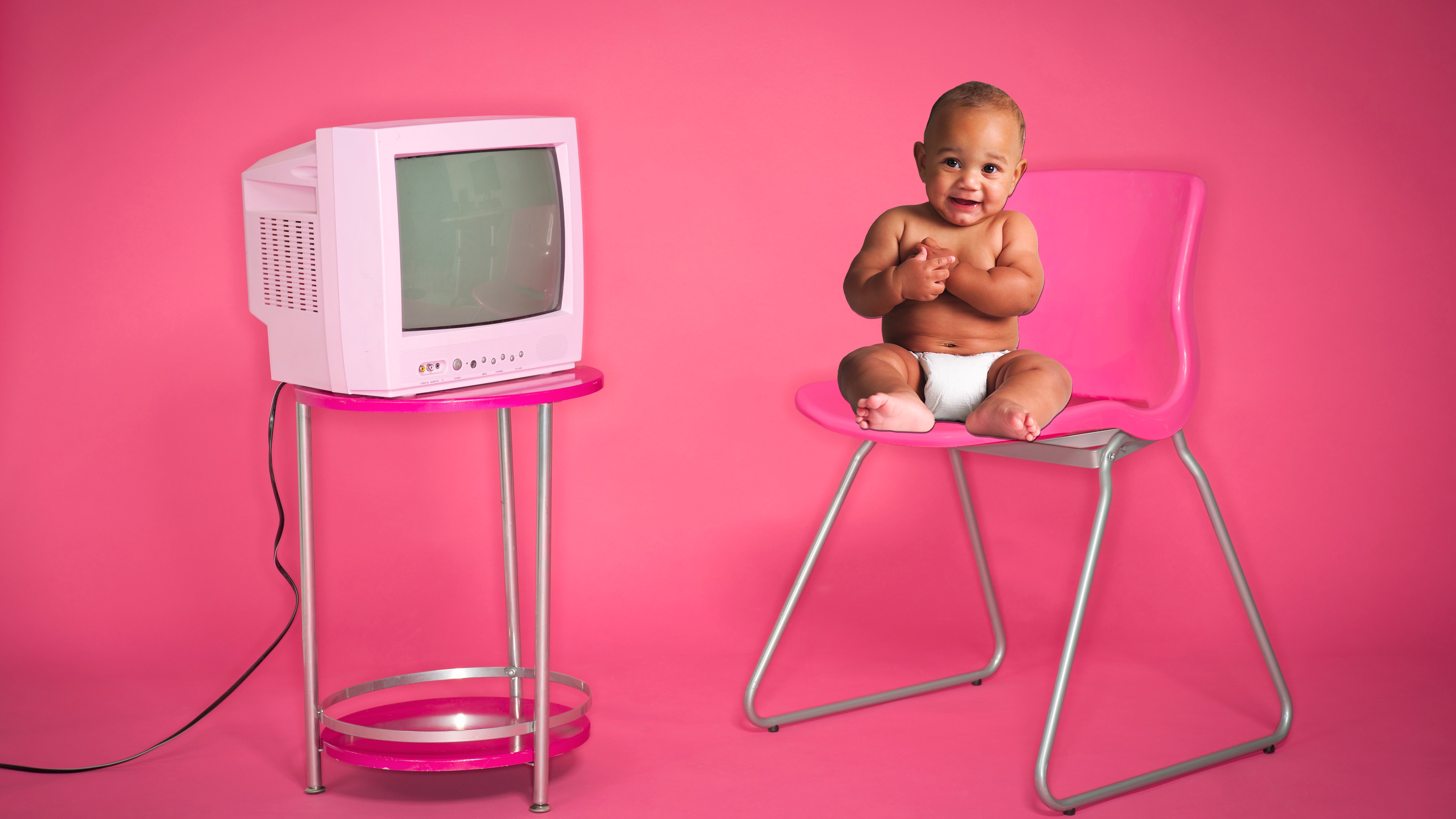 Hup, tv aan en mond dicht: zo slecht is tv-kijken echt voor je baby