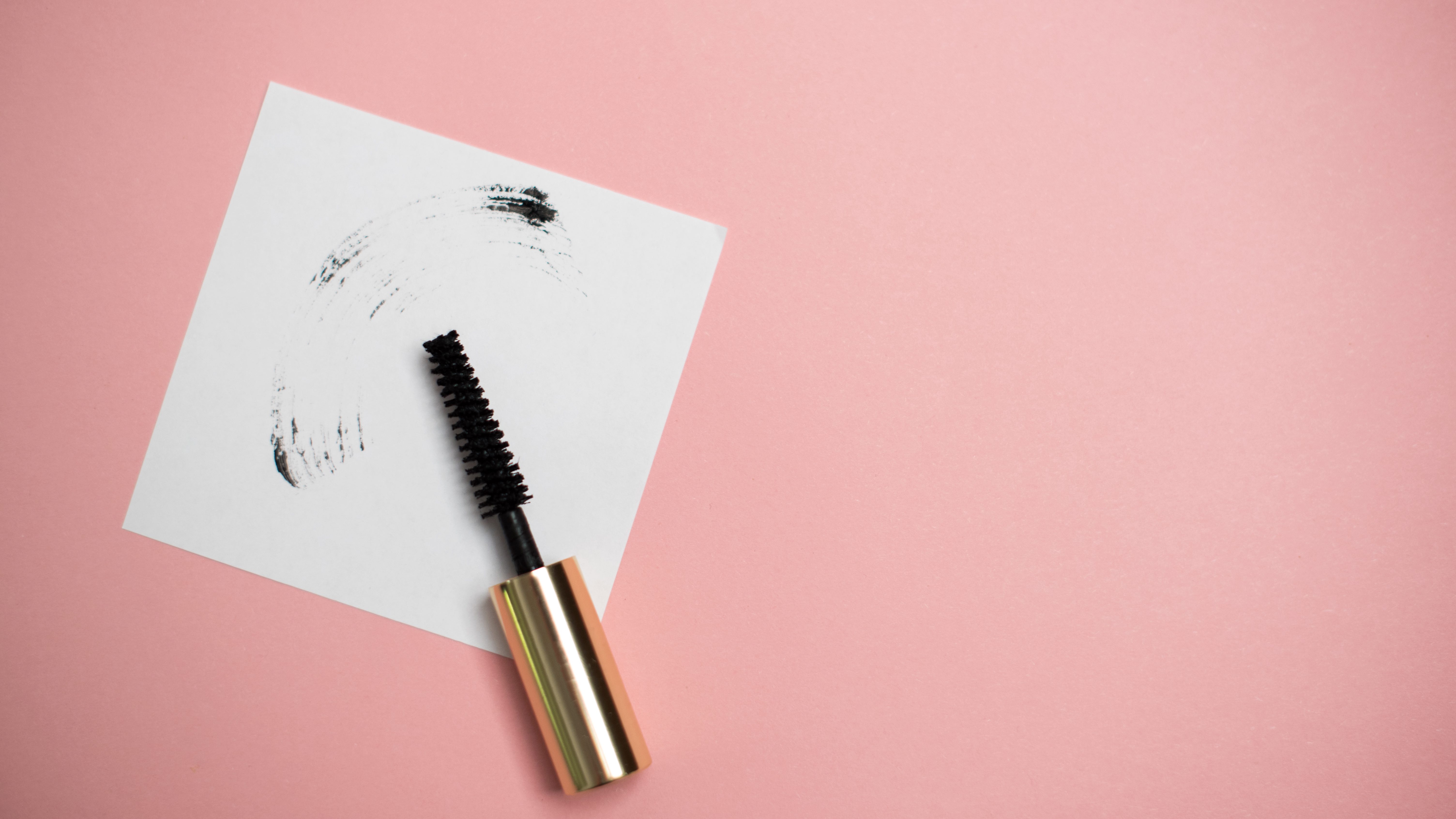 DÃ© truc om alle (ja, alle!) restjes mascara te verwijderen &C