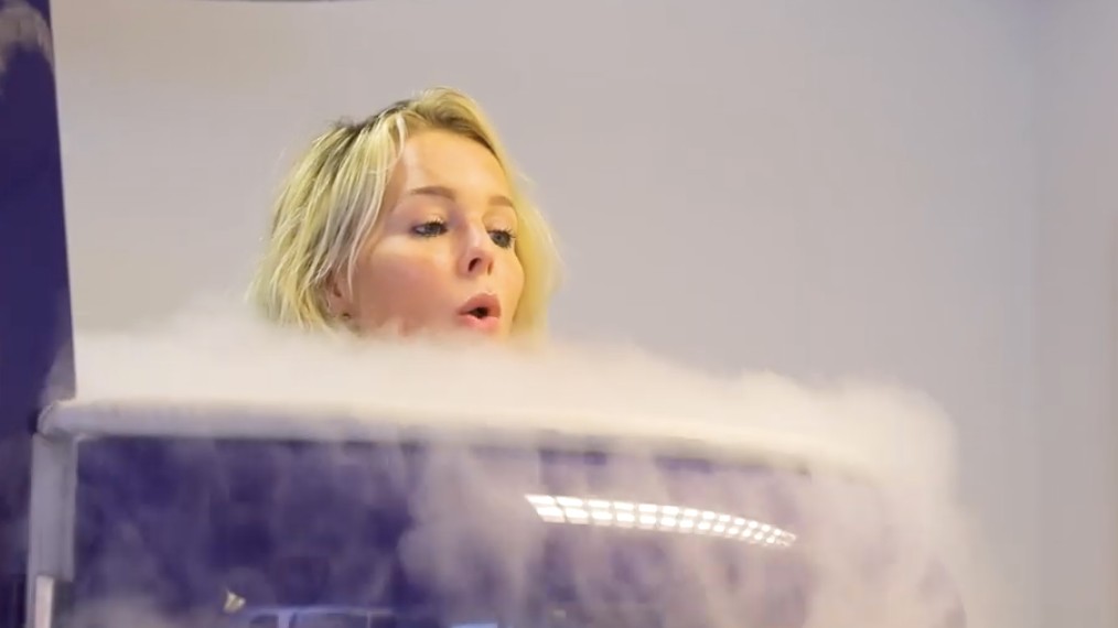 Chantal in behandeling #5: Chantal duikt de ijskoude cryosauna in