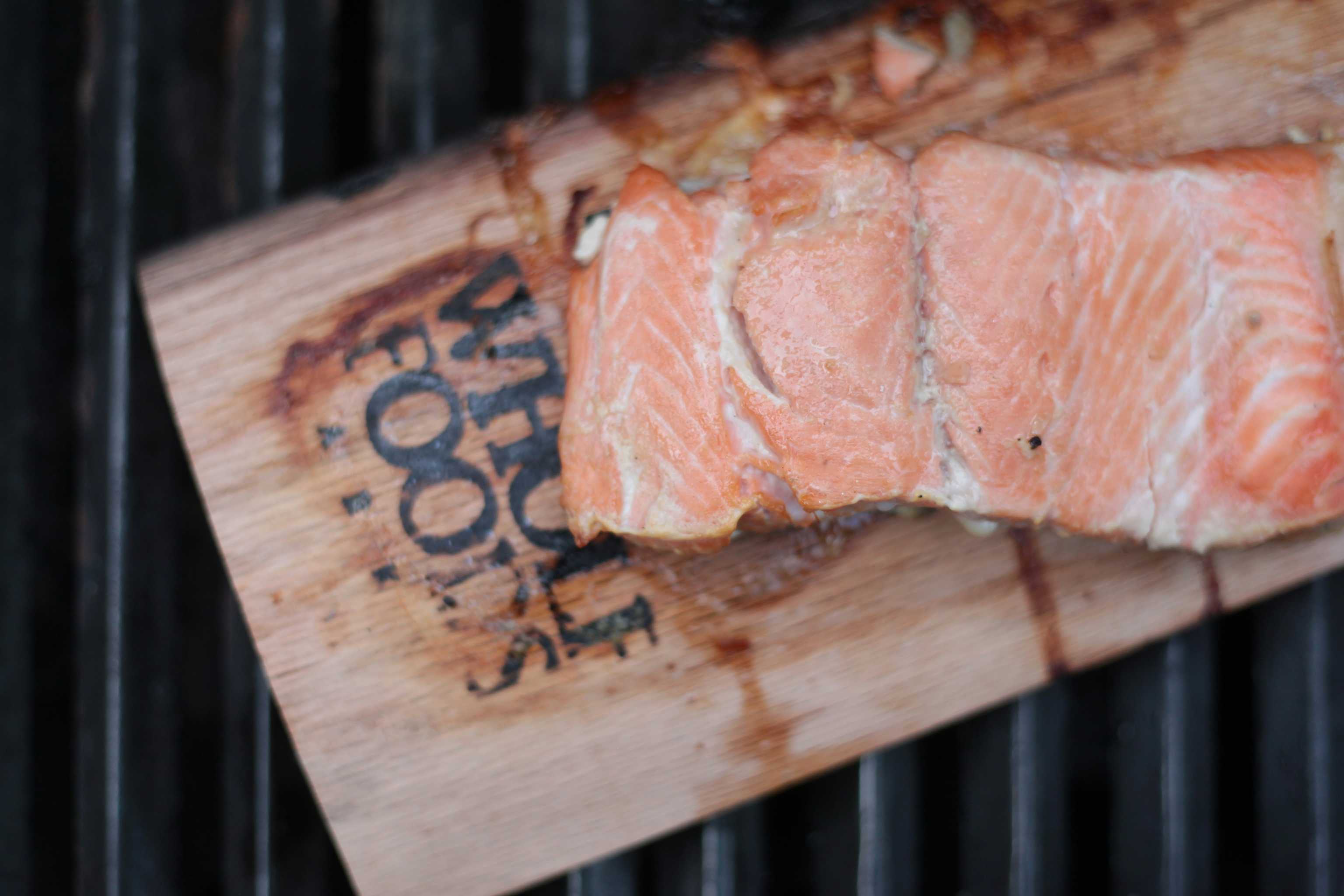 Fisch grillen auf Holzbrett: Aromatische Anleitung