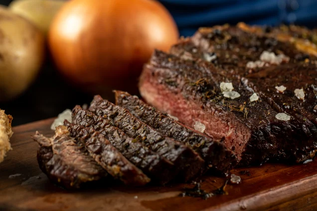Tauche ein in die köstliche Welt des Flat Iron Steaks! Erfahre, was es einzigartig macht und wie man es zubereitet. Jetzt mehr erfahren!