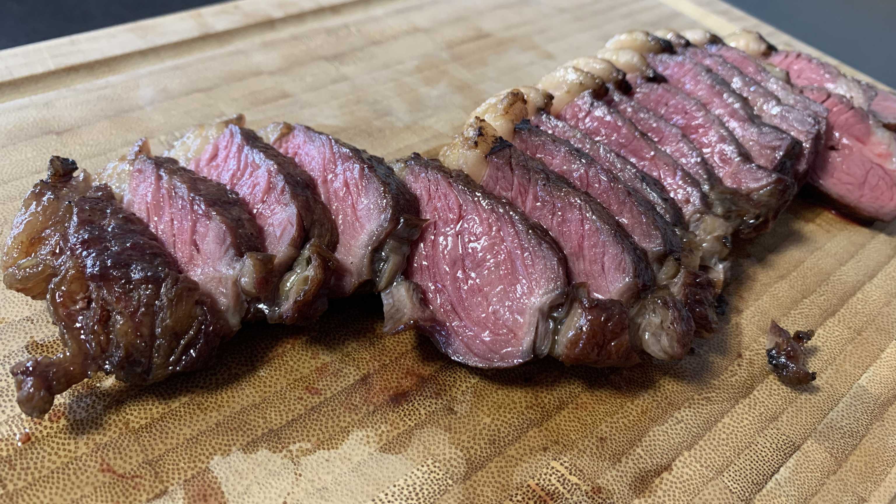 Picanha Steak aufgeschnitten auf einem Holzbrett