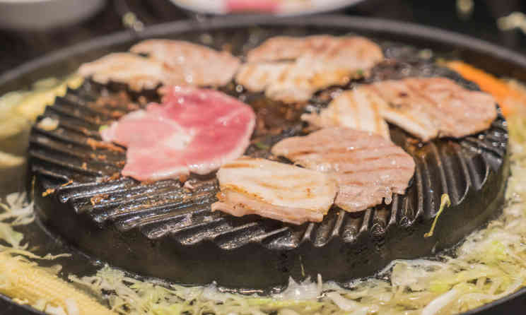 Dünn geschnittenes Schweinefilet eignet sich super für Raclette