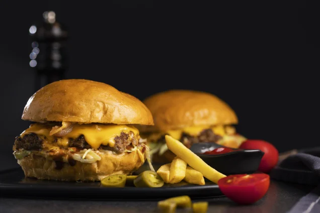 Entdecke die besten Käsesorten für Burger und wie Du sie wählst. Lerne, wie Käse Aroma und Textur beeinflusst. Jetzt lesen!
