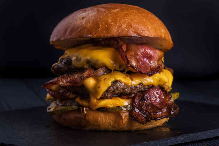 Leckerer Double Cheeseburger mit Bacon