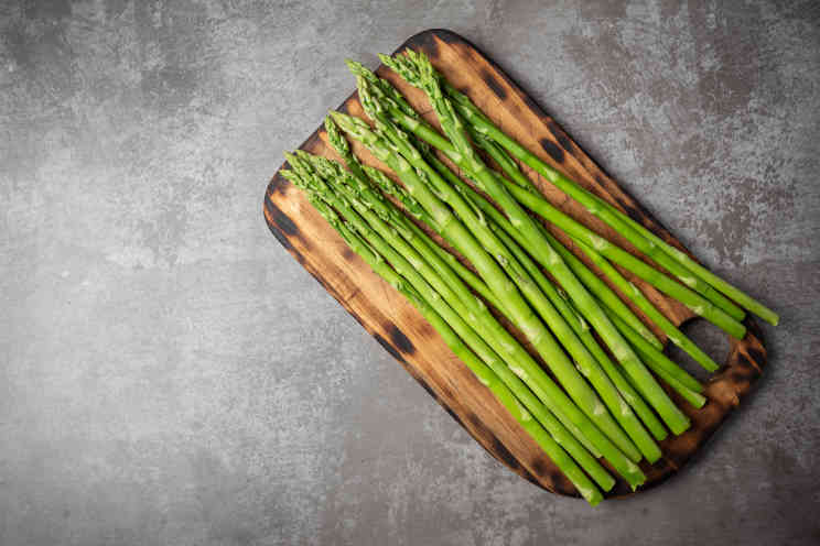 Dicker grüner Spargel braucht auf dem Grill länger als dünner grüner Spargel