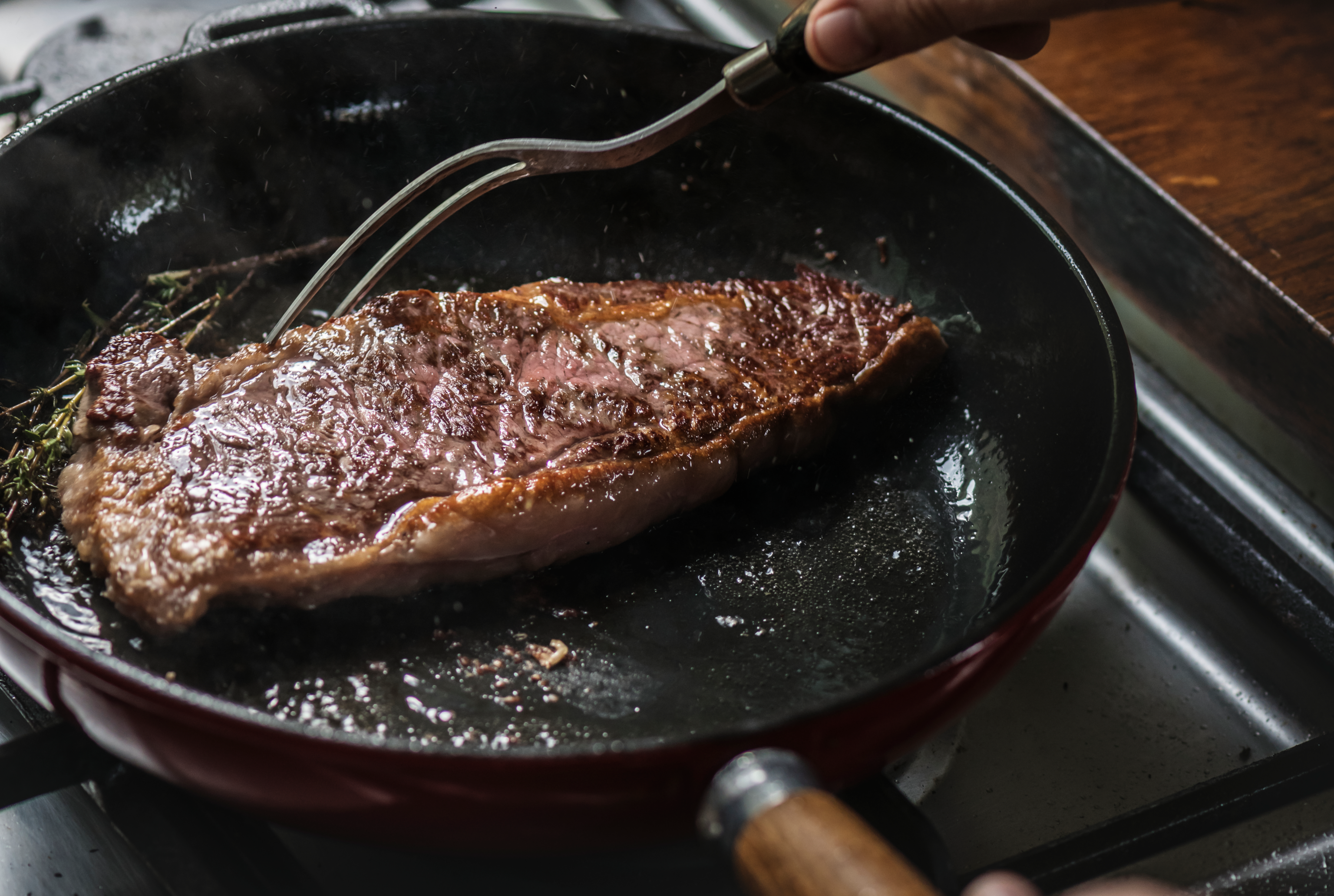 Tomahawk Steak in der Pfanne perfekt zubereiten