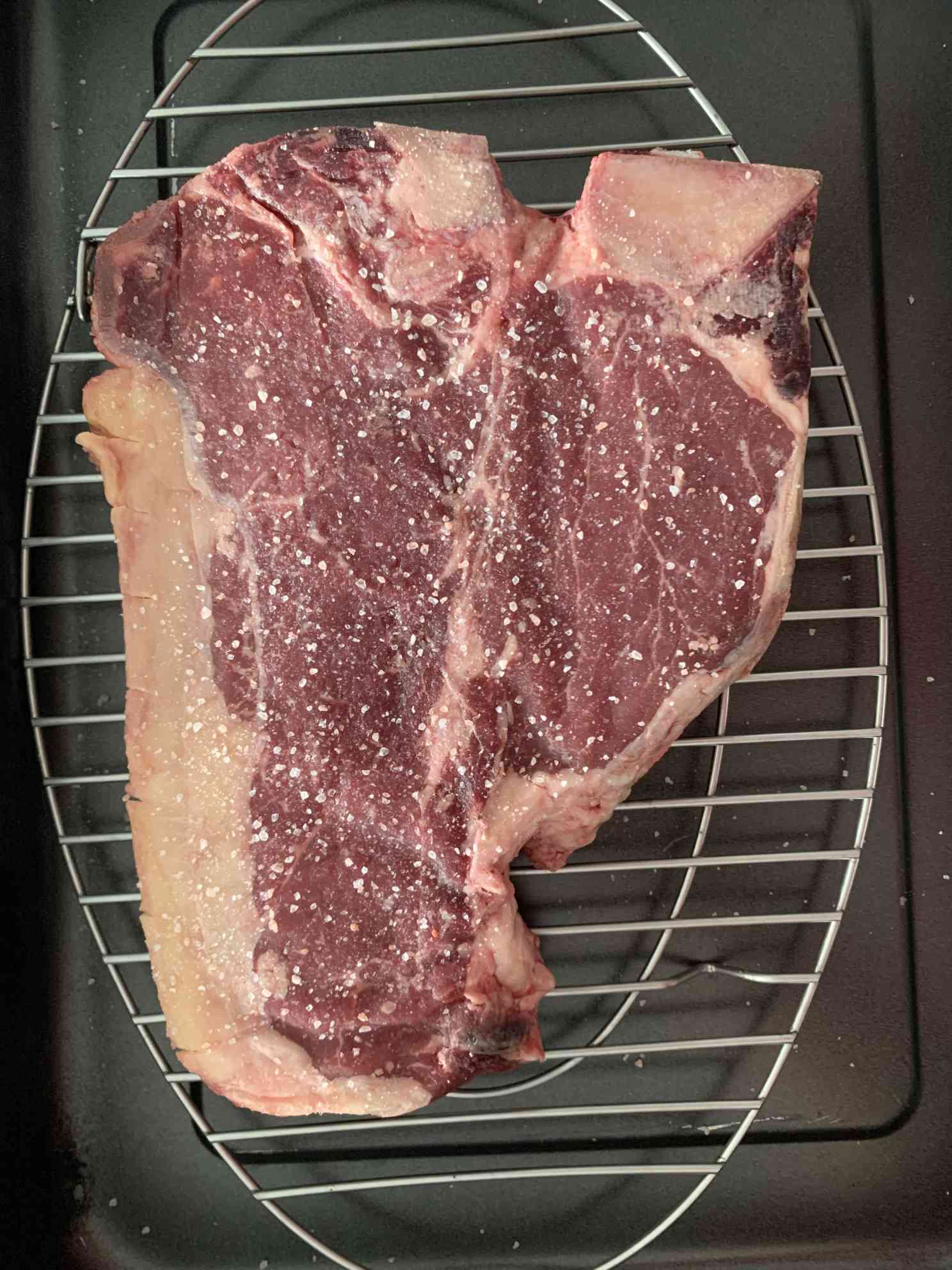 T-Bone Steak gesalzen