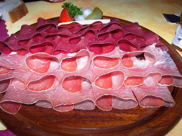 Entdecke, was Bündnerfleisch so einzigartig macht. Tauche ein in die Schweizer Delikatesse. Jetzt informieren!