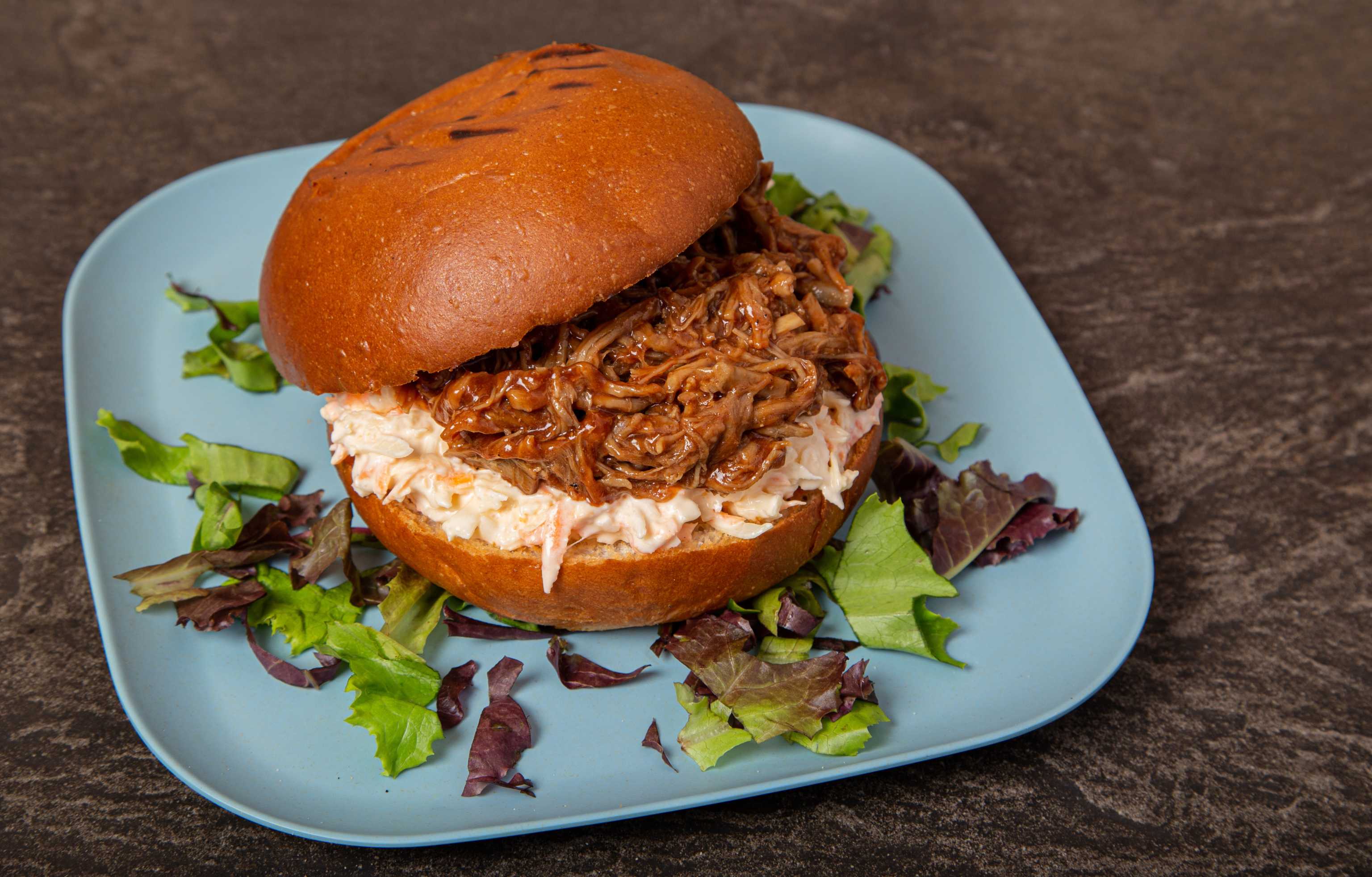 Pulled Pork Sandwich auf blauem Teller