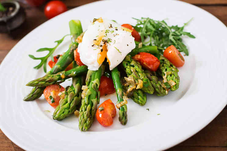 Leckerer, frischer Salat mit grünem Spargel