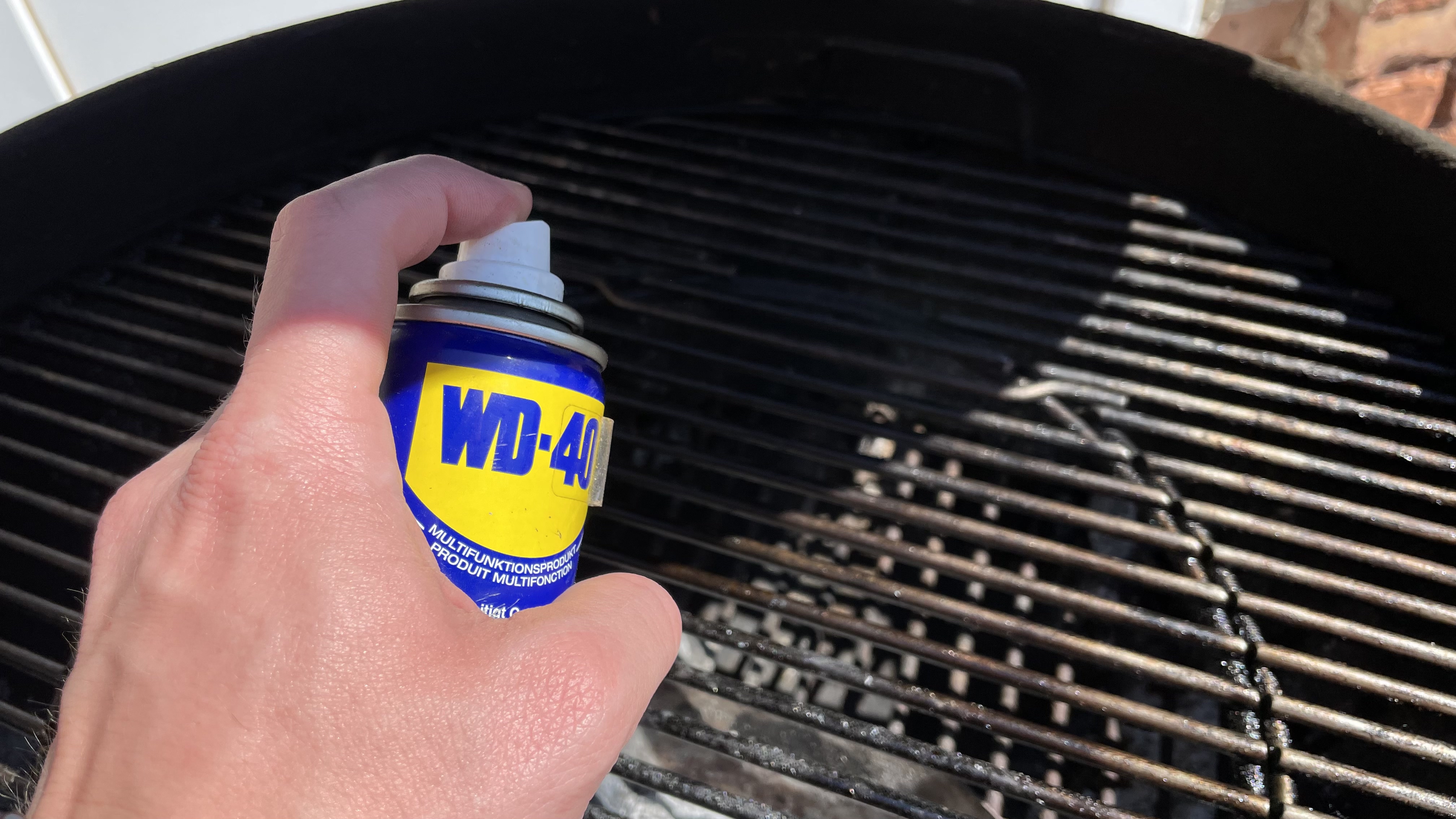 Grill wird mit WD-40 eingesprüht