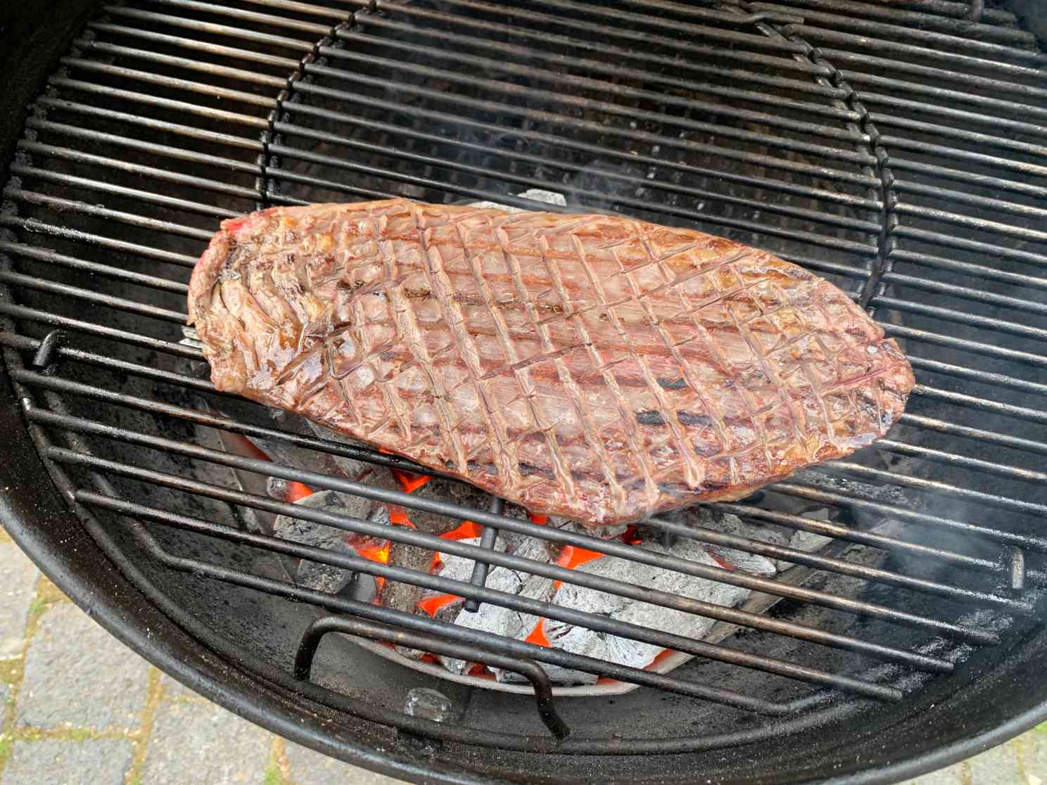 Eingeschnittenes Flank Steak wird direkt gegrillt
