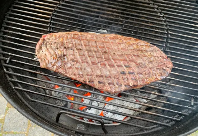 Grille Flank Steak wie ein Profi. Entdecke die Geschichte, idealen Garzeiten und leckere Rezepte. Bist du bereit, deinen Grill anzufeuern? Jetzt lesen!