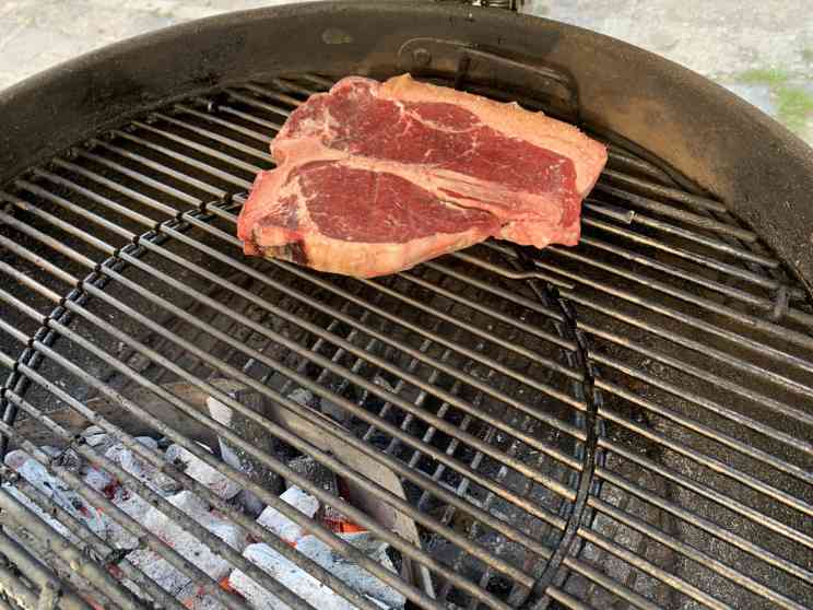 T-Bone Steak liegt in der indirekten Zone des Grills
