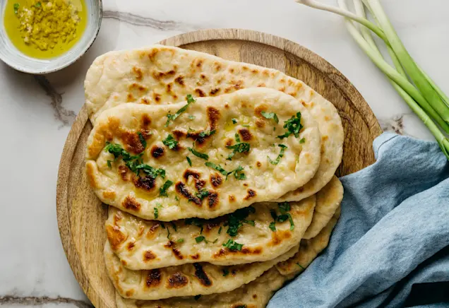 Tauche ein in die Welt des Naan-Brots! Lerne alles über seine Geschichte und Zubereitung. Backe dein eigenes Naan noch heute!