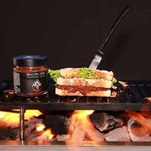 BBQZoneSHS PREMIUM Bacon Jam Speckmarmelade mit Chilli | Bacon-Marmelade für Hot Dogs, Burger und Grillfleisch | Grill Geschenk für Männer (Chipotles-Chili) - 1