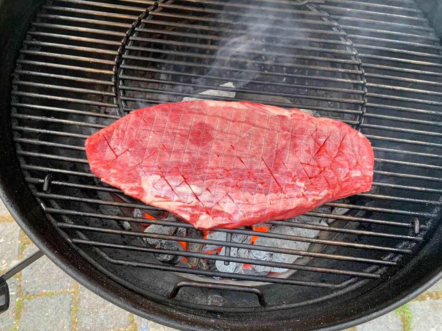 Flank Steak wird direkt über den heißen Kohlen gegrillt
