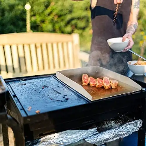 Grillplatte aus Edelstahl auf dem Holzkohlgrill