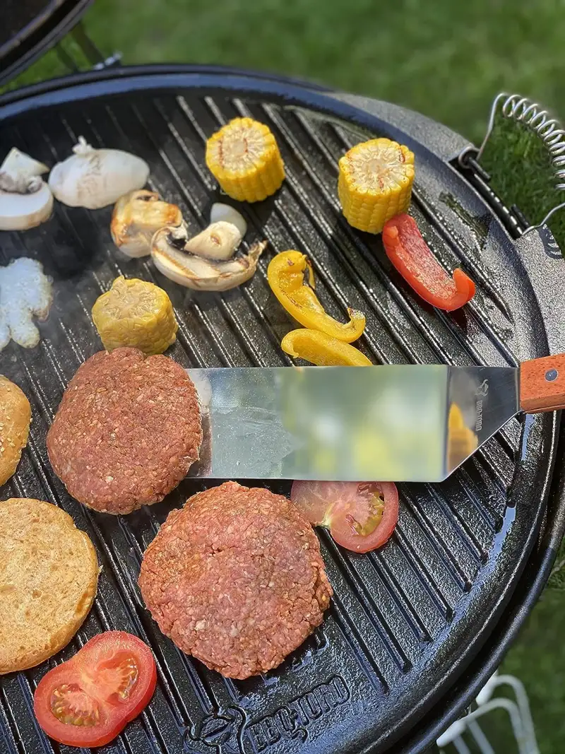 BBQ Toro Wende-Grillplatte aus Gusseisen (emailliert) auf dem Grill