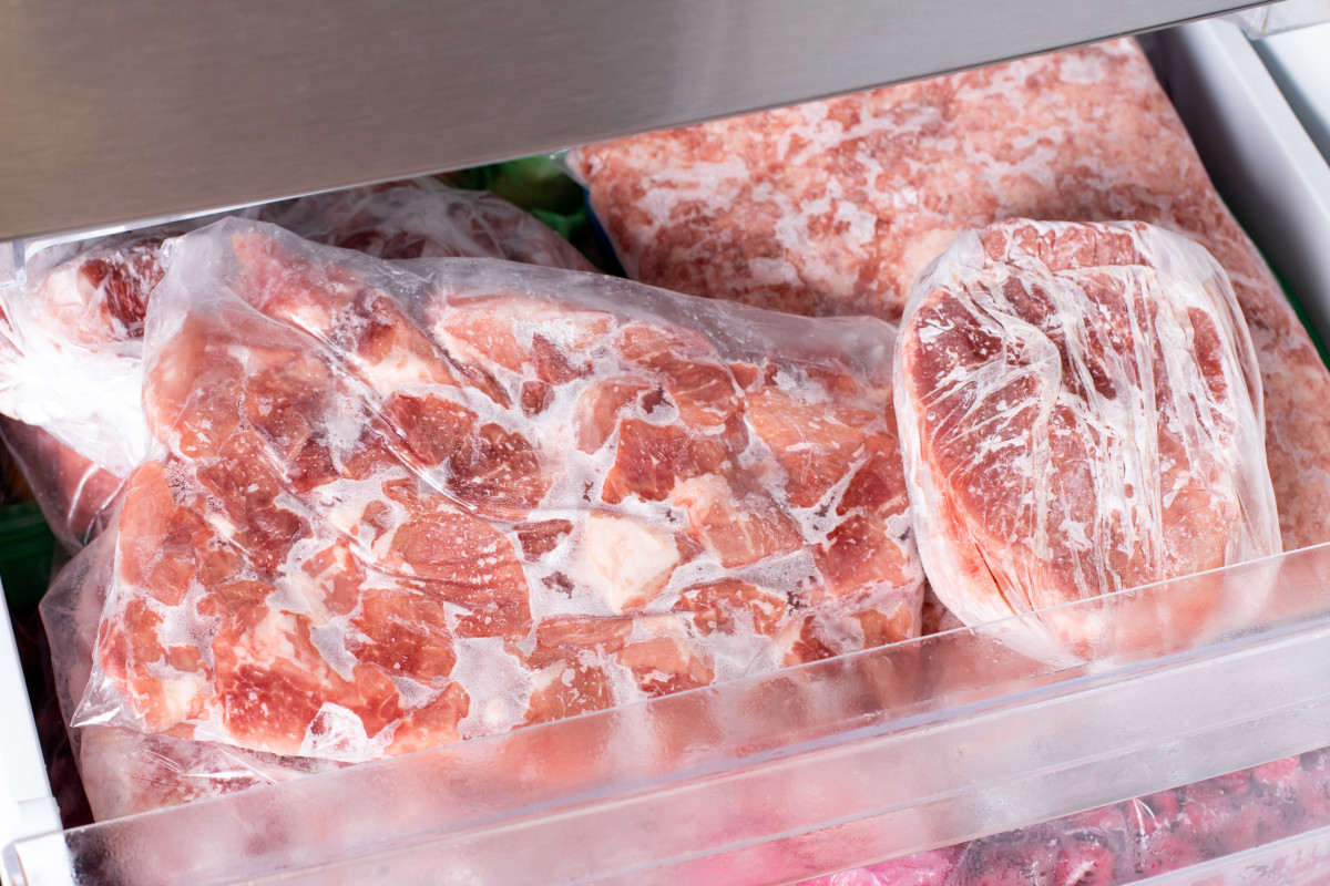 Darf man aufgetautes Fleisch erneut einfrieren? Wir klären auf!