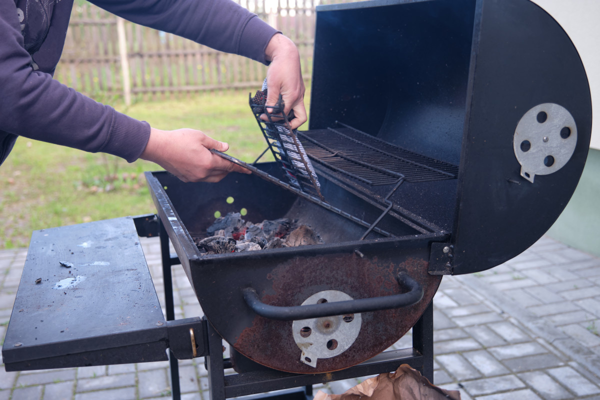 Kohlegrill reinigen - Step-by-Step Anleitung für einen sauberen Grill