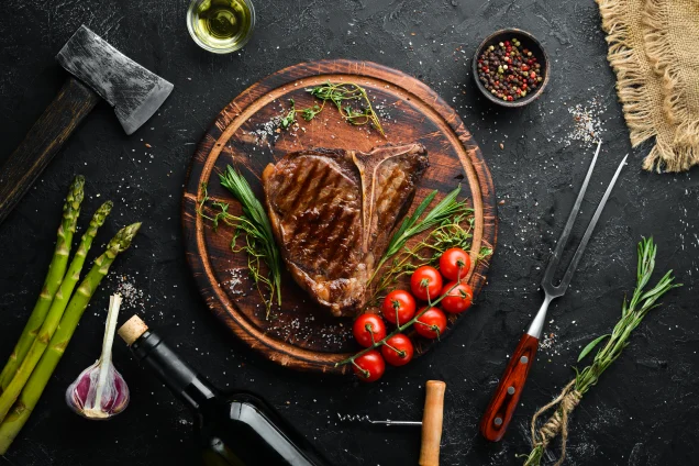 Heute befassen wir uns mit einem echten Klassiker auf dem Grill: dem T-Bone Steak. Was macht das T-Bone Steak so besonders? Wie bereitest du das T-Bone Steak am besten auf dem dem Grill zu? All das verraten wir dir in diesem Artikel.