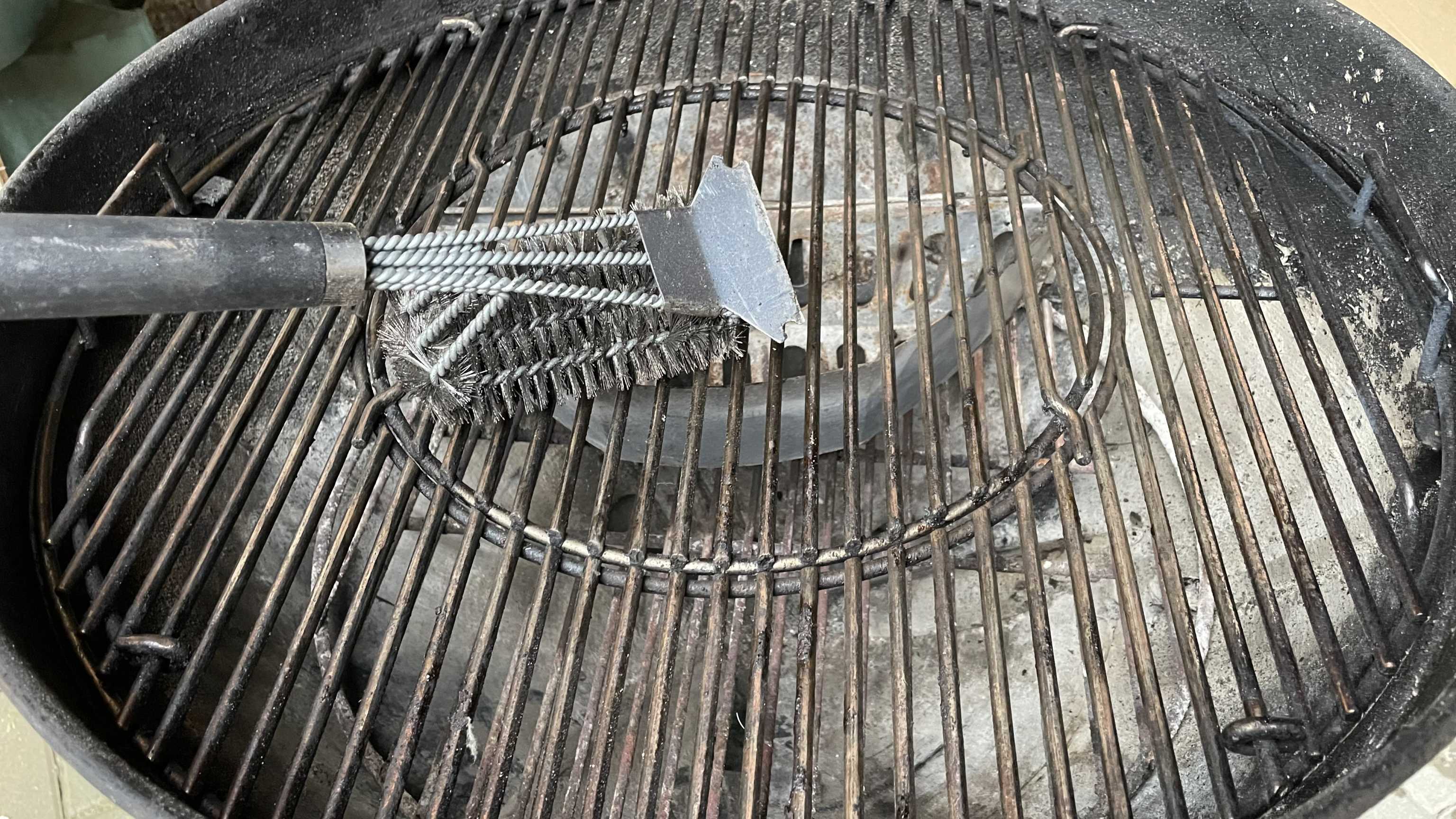 Weber Kugelgrill mit Grillbürste blitzblank machen