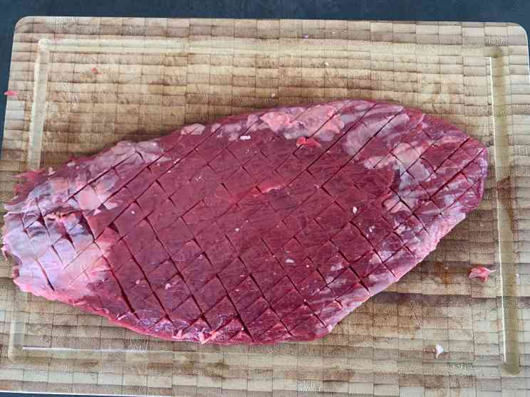 Flank Steak ist rautenförmig eingeschnitten
