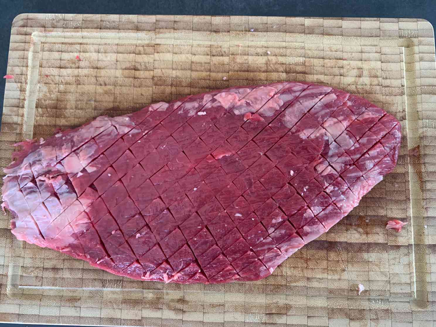 Flank Steak ist rautenförmig eingeschnitten