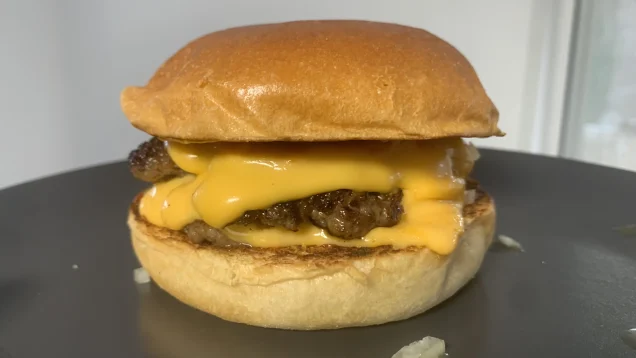 So bereitest du einen saftigen Smashed Burger direkt in der Pfanne zu . Perfektioniere dein Burger-Rezept noch heute. Jetzt klicken und loskochen!