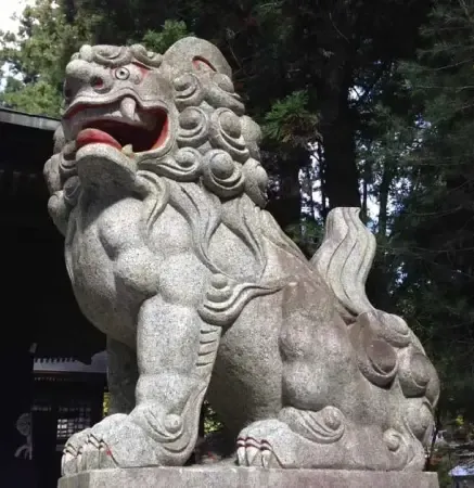 Komainu (Lion Dog) at a shrine in Japan-min