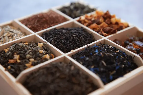 various-kind-of-dry-tea-in-wooden-box-min