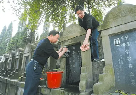 chinese grave cleaning