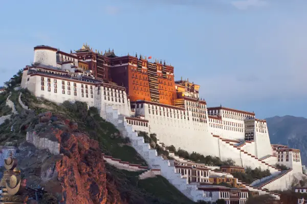 The Potala Palace in Tibet-min