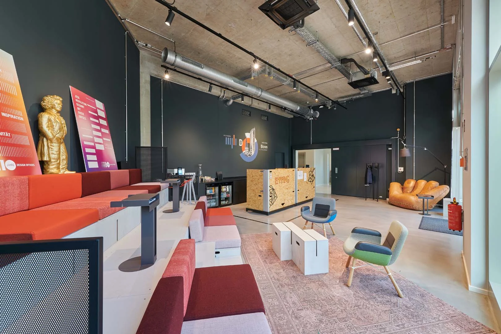 2020 hat Design Offices Büros mit angeschlossenem Coworking Space in Bonn eröffnet.