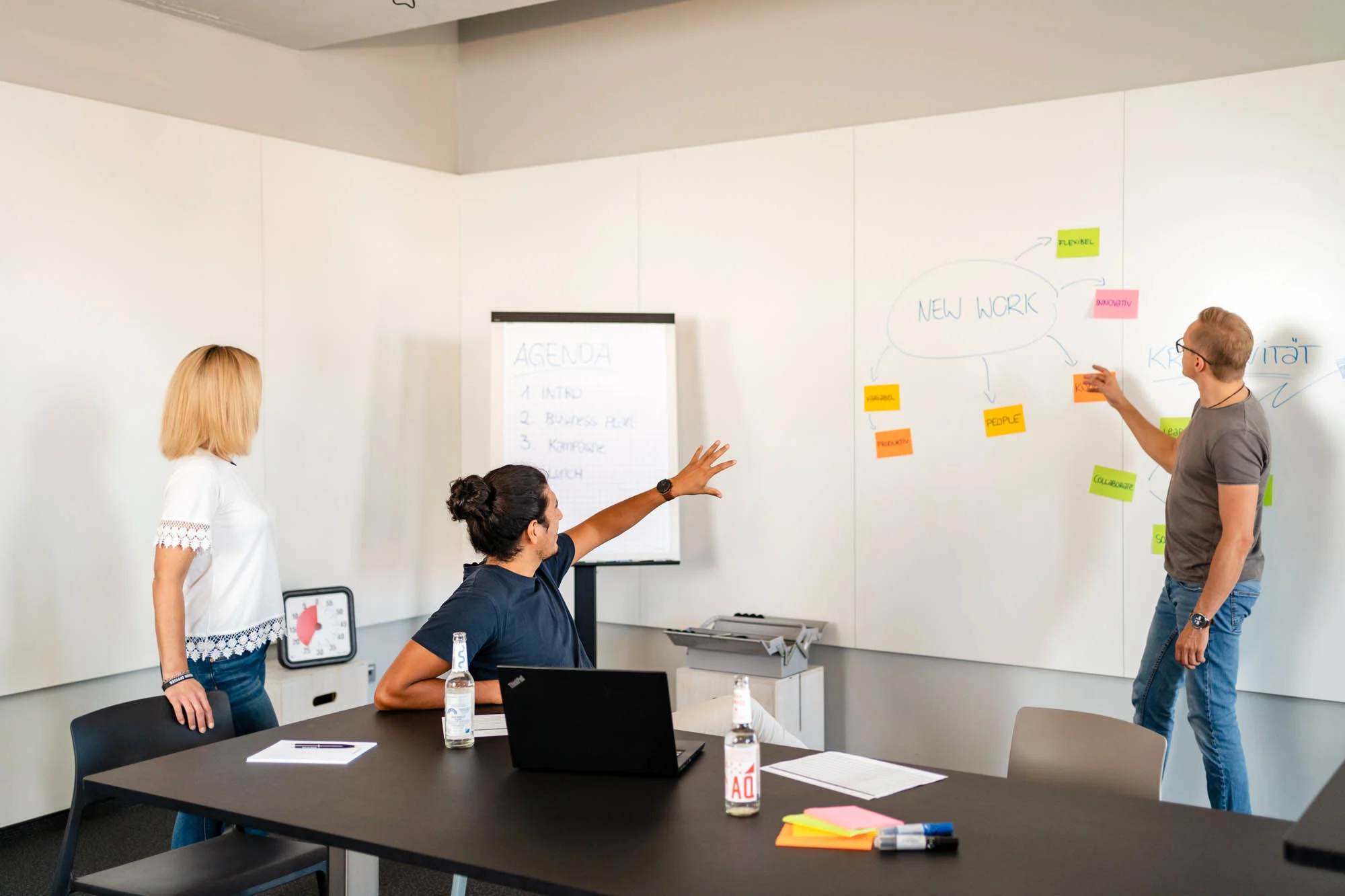 workshopvorbereitung drei kollegen whiteboard design offices meeting