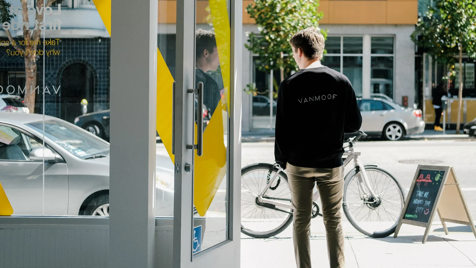 Design Offices präsentiert ab dem 27. Mai 2020 an verschiedenen Standorten in Deutschland Pop-up-Stores von VanMoof, den niederländischen City-Bike-Innovator. New Work trifft New Mobility. 
